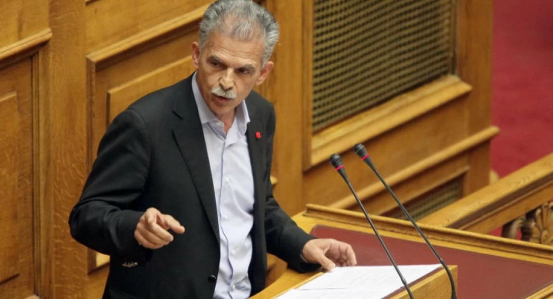 Οι ΣΥΡΙΖαίοι αφήσαν το τραπέζι και πιάσαν τον… Δανέλλη – Από το στόμα του κρέμονταν – Δείτε τη φώτο